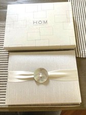 Libro de visitas HOM Essence Shantung de seda blanca con botón perlado NUEVO