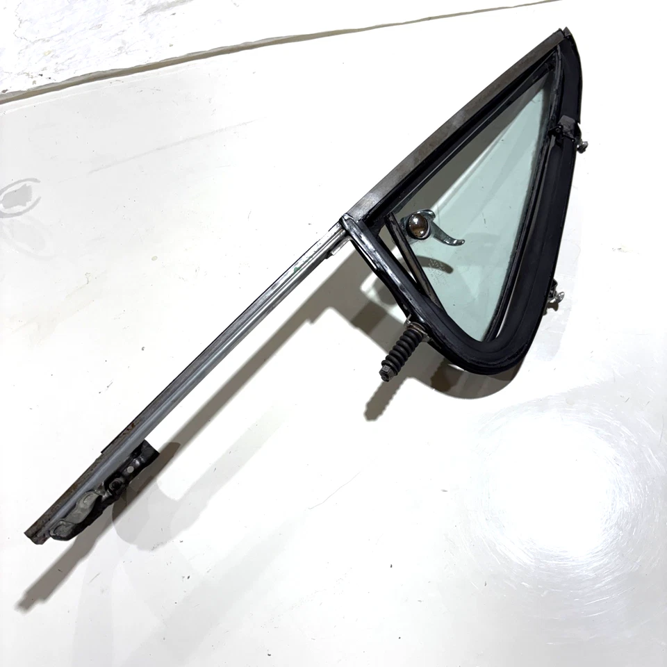 1982-1991 Chevrolet C/K vent glass (RH passemger-side) wing window (C10-K30) - Image 2 of 4