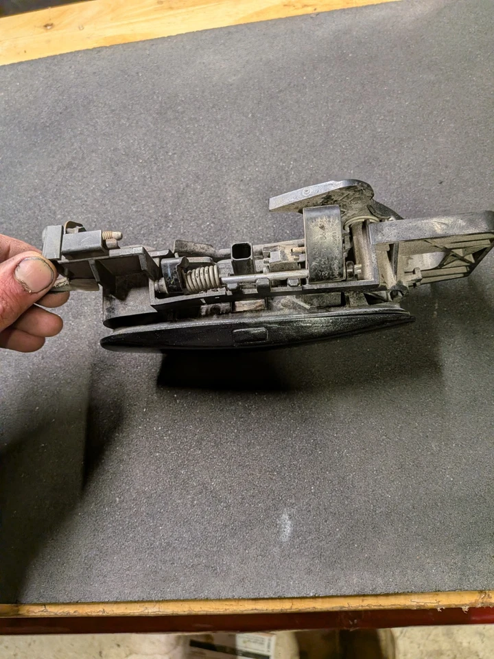 Dodge Challenger 2011 manija de puerta lateral para pasajeros con soporte de montaje Foto 2 de 4