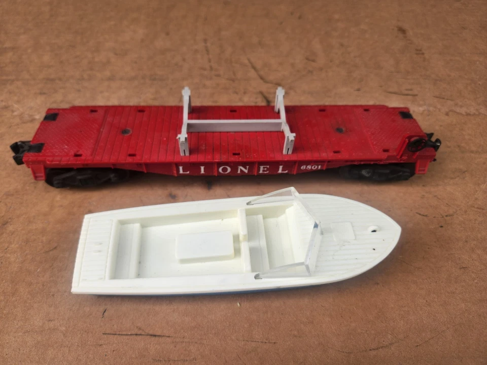 Postwar Lionel 6801 Red Flat Car with Original Blue Hull Boat Load - Image 4 of 4