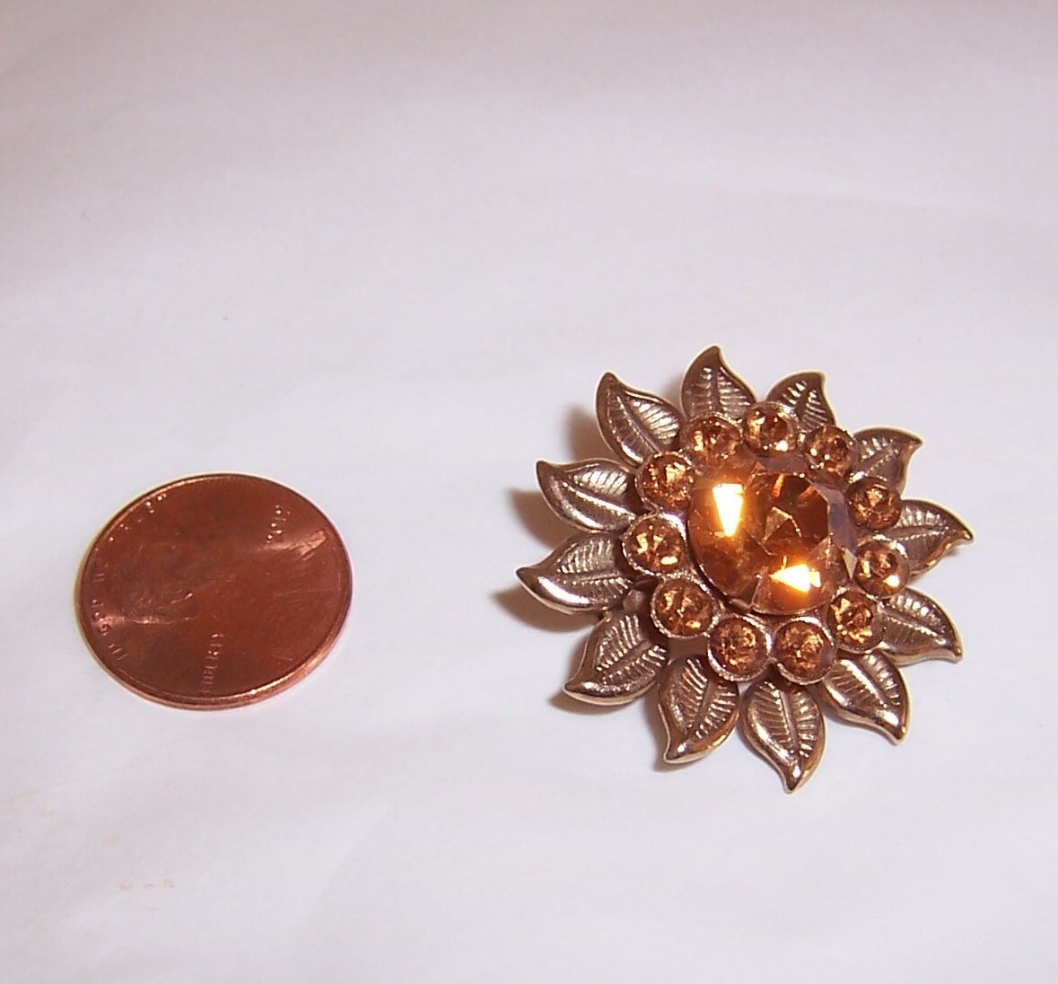 けー Textured Gold Tone Flower Pin / Brooch with Amber Rhinestones