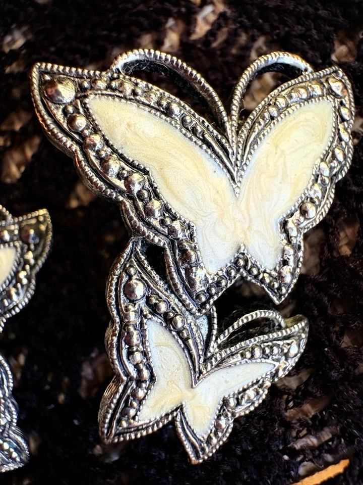 Pendientes Doble Mariposa Texturizados Tono Plata Esmalte Crema Foto 3 de 4