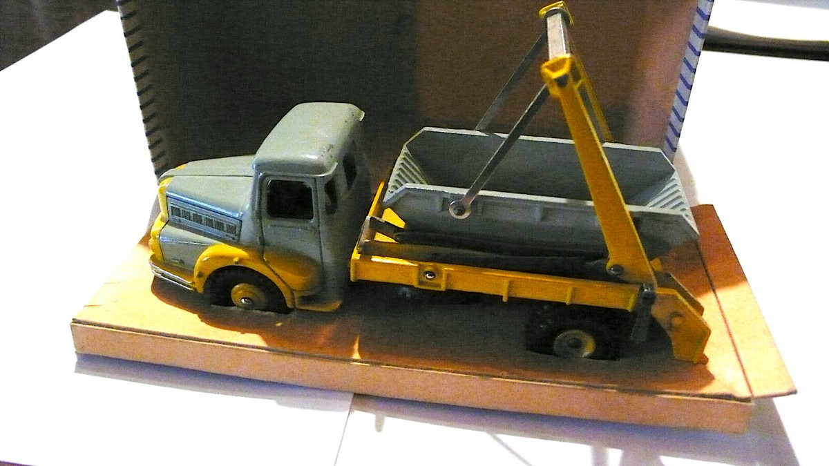 vrai DINKY TOYS 895 - UNIC MULTIBENNE MARREL avec BOITE d