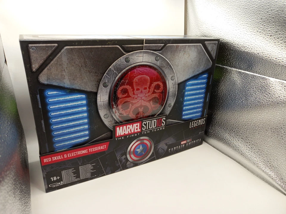 Marvel Legends Red Skull & Electronic Tesseract Hasbro SDCC Exclusive 2018 - Image 2 of 4