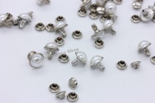 Borchie sfuse Perla rivetto colore Bianco perla base ottone color argento 8,5mm
