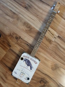 WEEKLYHOUSE CIGAR BOX GUITAR ACOUSTIC ELECTRIC 3 STRING  Old Crow