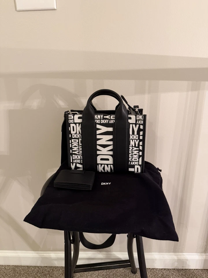 Bolso de Mano DKNY Blanco y Negro Pequeño Holly, Estuche para Tarjetas de Crédito y Bolsa para el Polvo $110.00 Foto 3 de 4