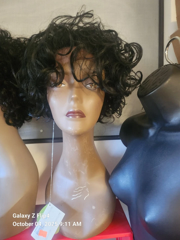 Pelucas de cabello humano corte pixie pelucas onduladas con flequillo para mujeres negras Foto 2 de 4