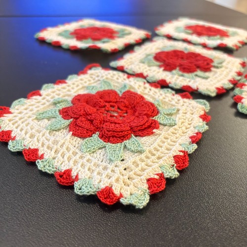 5 Vintage Handmade Crochet Rose Potholders White, Red, Green MCM Never Used - Picture 3 of 7