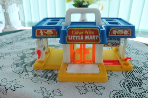 Vintage FISHER PRICE Little Peoples LITTLE MART 2580 with carry handle