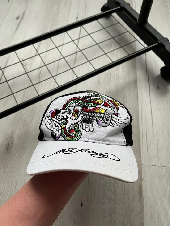 Gorra de colección Ed Hardy con tirantes calavera pedrería logotipo Y2K bordado blanco Foto 2 de 4