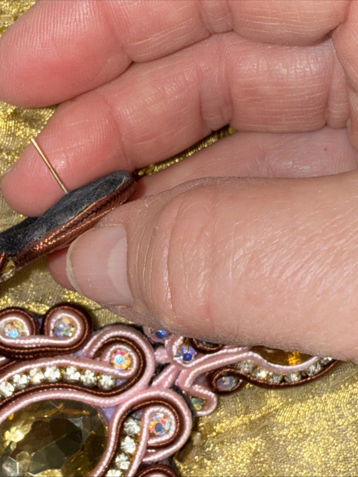 Earrings.   One Missing Rinestone - image 9