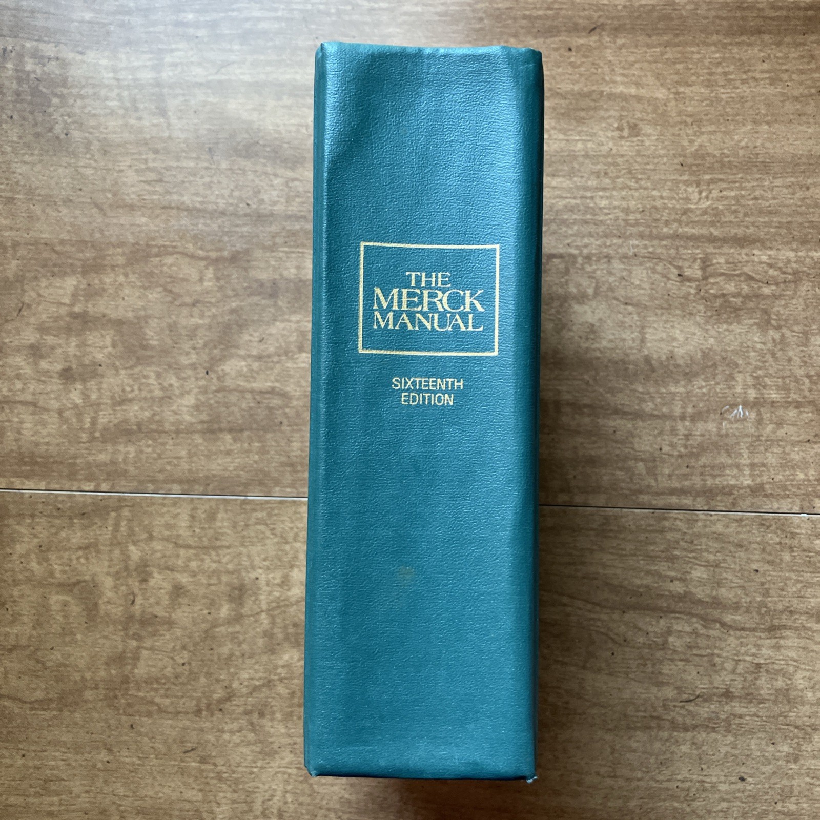 The Merck Manual of Diagnosis and Therapy 1992 Sixteenth Edition - Vintage Book