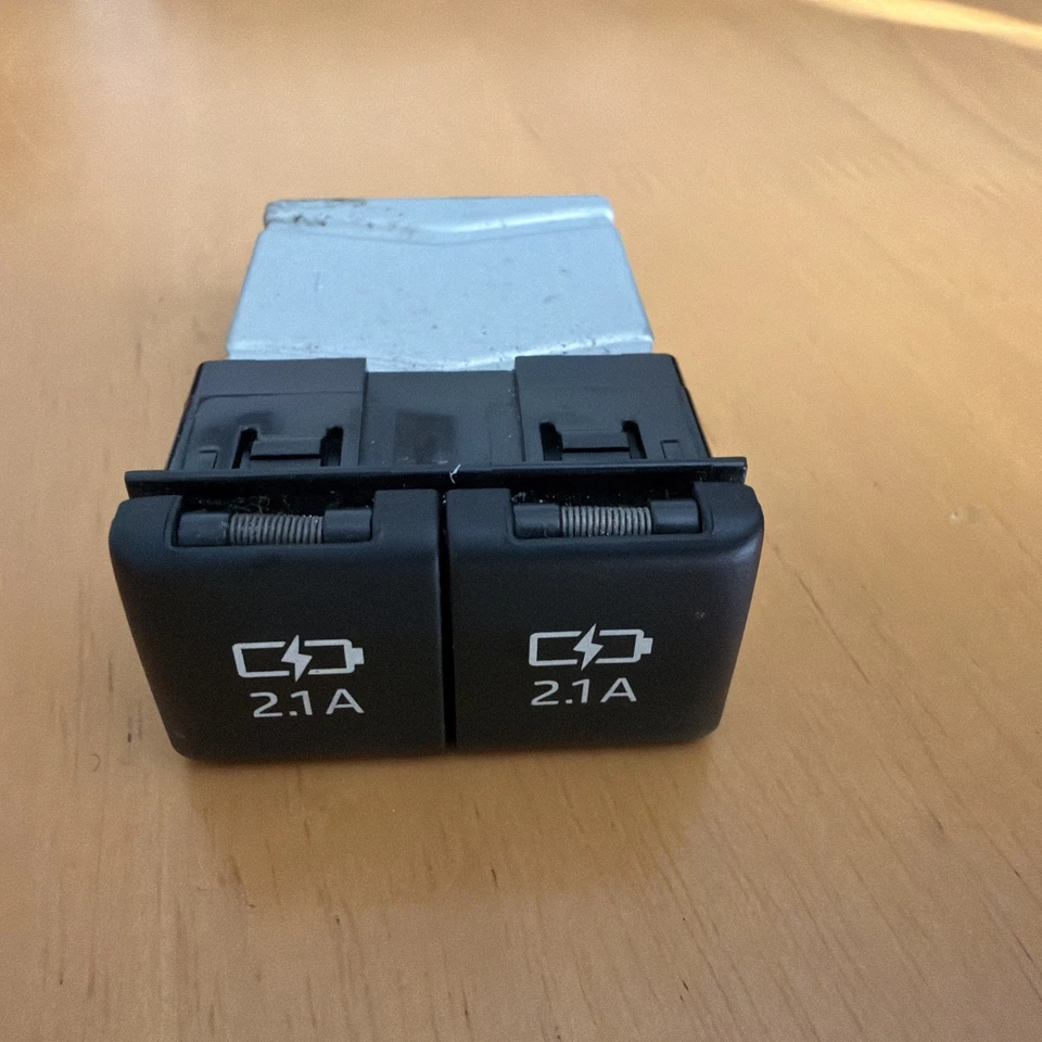 2018-2020 丰田凯美瑞中心控制台双 USB 适配器充电端口原始设备制造商 — 第 2/4 张图片