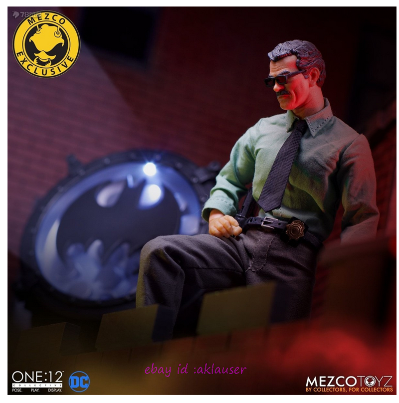 Mezco Toyz 1/12 DC Comics James Gordon And Bat Signal Action