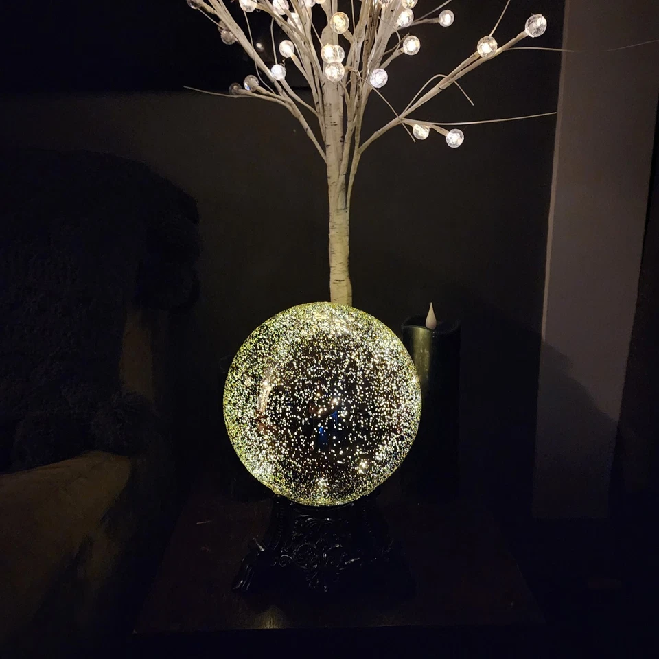 Bola de cristal iluminada Martha Stewart 11" con soporte de resina plateada negra decoración del hogar Foto 3 de 4