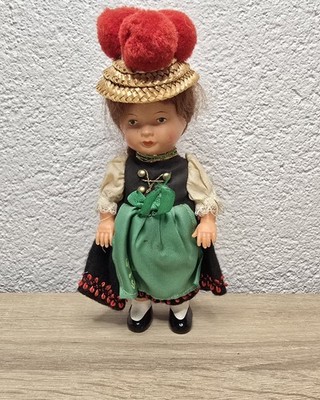 Nette Kunststoff Puppe Trachtenpuppe Doll 15 cm  Sammler Vintage 