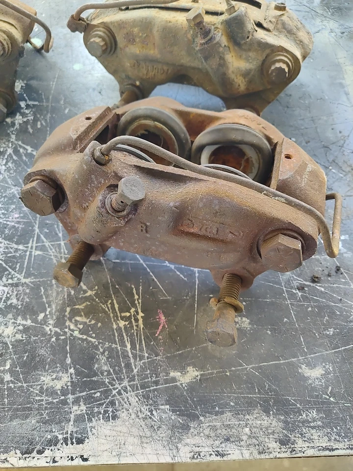 Pinzas de freno Ford Thunderbird Kelsey Hayes 1965/66 4 pistones laterales 3-L y 1-R. Foto 2 de 4