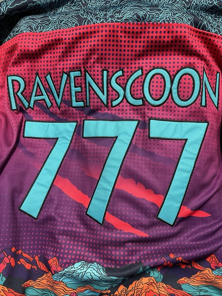 Camiseta Lost Lands Ravenscoon talla pequeña Foto 4 de 4