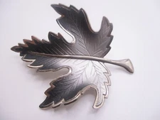 painted silver-tone gray matte shiny maple leaf pre-owned brooch pin 0217