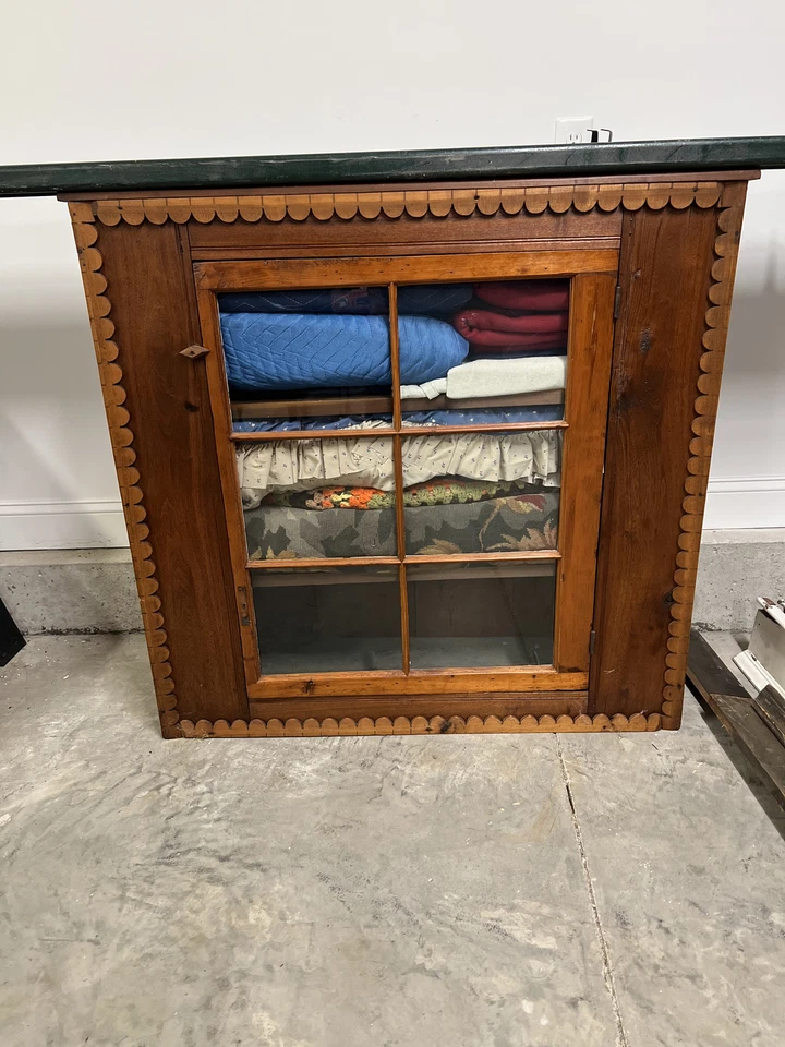 Armario de nogal temprano con puerta individual de 6 paneles y moldura recortada Foto 4 de 4