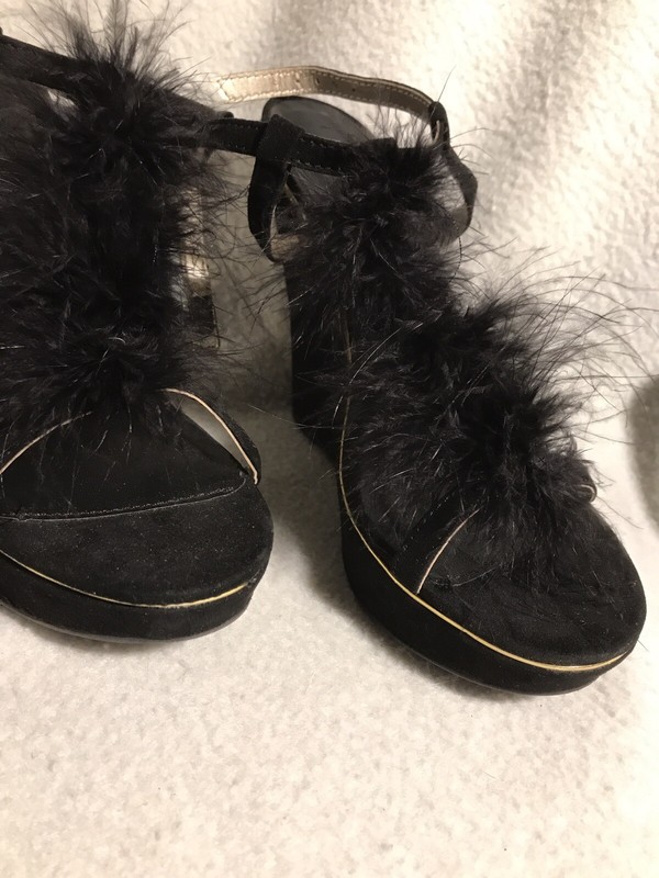 CHARLOTTE RUSSE BLACK GOLD TRIM BOA ACCENT SANDALS SHOES SIZE 8 M EUC