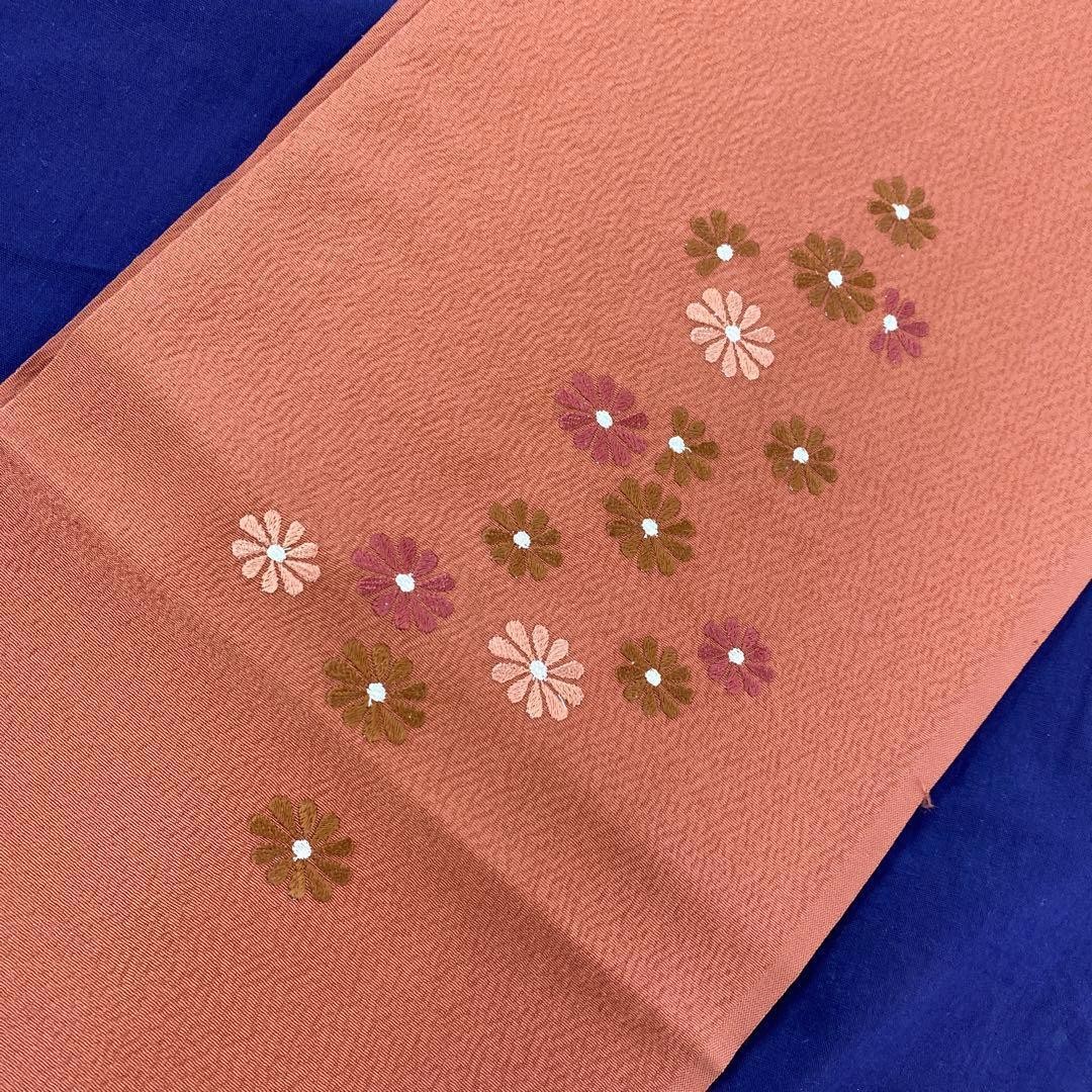 Kimono de seda bordado marrón con semicuello, manga larga, usado