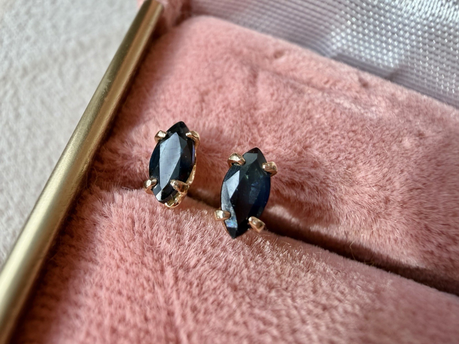 Vintage 14K Gold Horse Eyes Natural Blue Sapphire Stud Earrings
