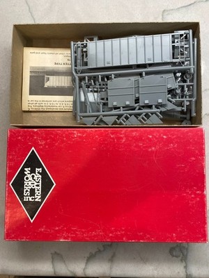 Eastern Car Works 2600 Cu. Ft. Unbemaltes Airslide Abgedecktes Trichterwagen-Kit
