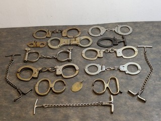 Unique orig. Criminal police collection 14 handcuffs/handcuffs 1 original official stamp