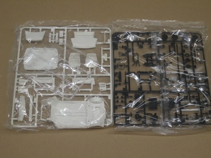 TAMYA - Morris Mini Cooper 1275SMk1 1/24, plastica, usato come nuovo. - Immagine 3 di 4