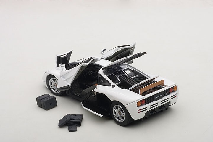 1/43 Mclaren F1 White With Openings Diecast Model Car By AUTOart