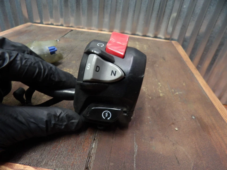 14 INTERRUPTOR DE ARRANQUE MANDO MANILLAR DERECHO HONDA CTX700N S D N/35130-MJF-A22 Foto 2 de 4