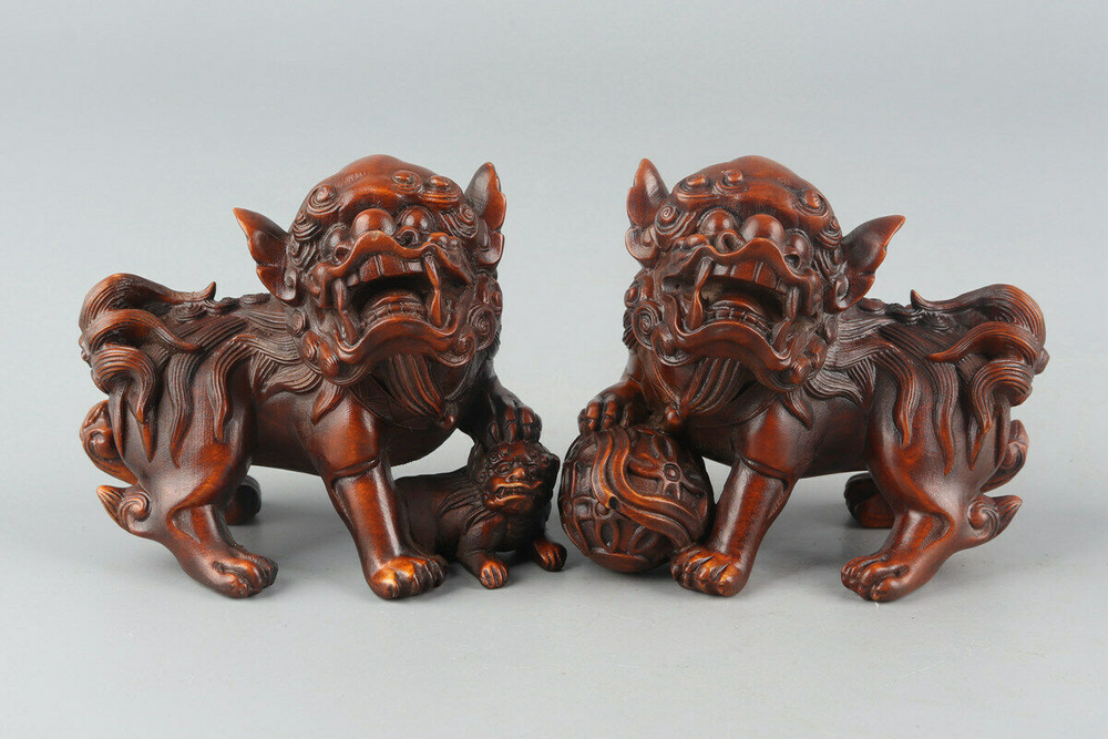 Chinese Exquisite Hand carved lion Carving Boxwood statue 2pcs