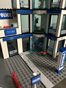 Lego City Police Station (7498) 100% Complete With Minifigures