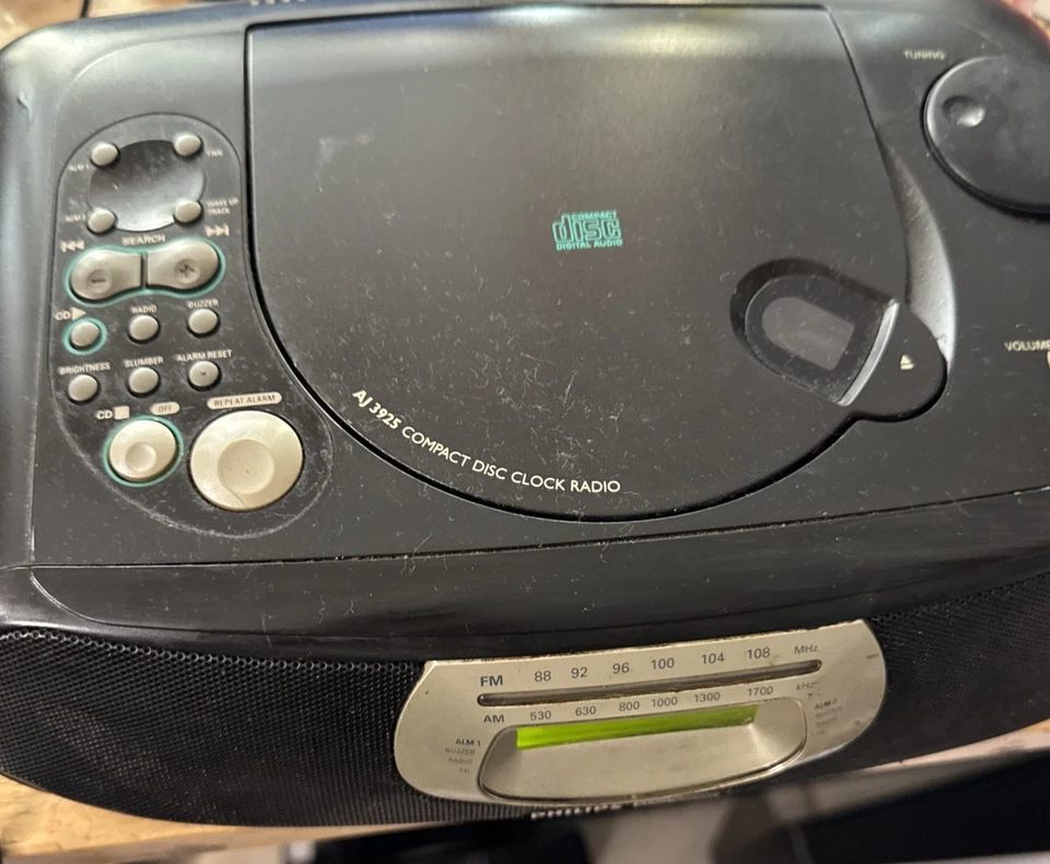 Philips Magnavox AJ 3925/17 Compact Disc Clock Radio With CD & Alarm Black - Image 2 of 4