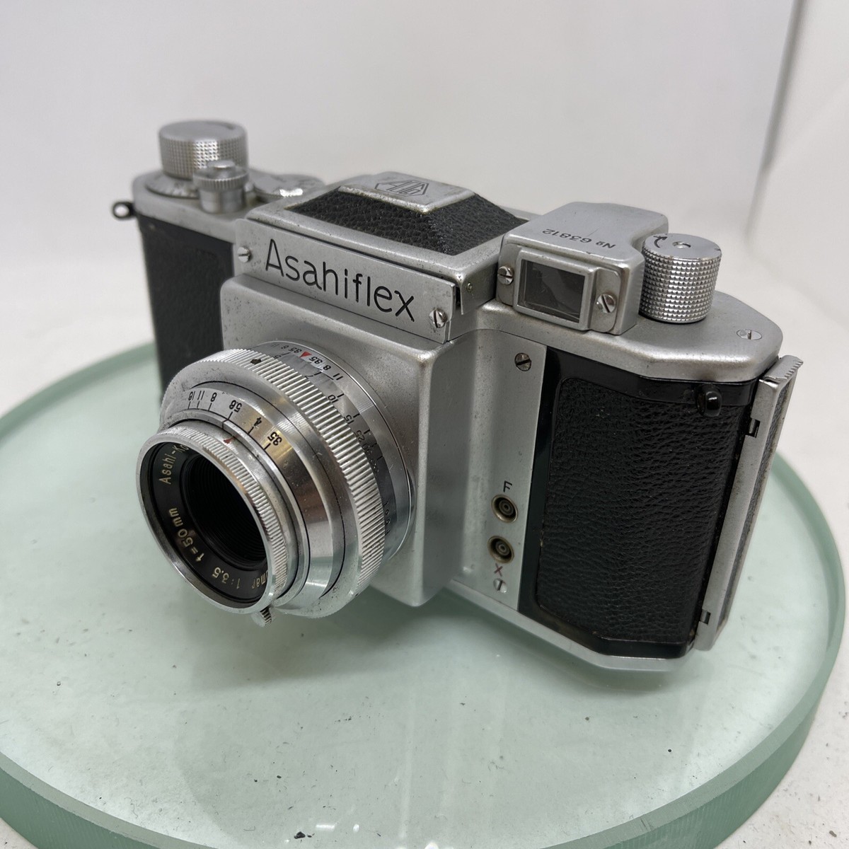 ASAHIFLEX IIB 1954. 35mm SLR camera. ASAHIFLEX IIB 1954. 35mm SLR camera.