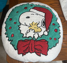 SNOOPY / PEANUTS GANG CHRISTMAS WREATH SNOOPY HUGGING WOODSTOCK THROW PILLOW