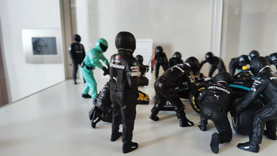 Diorama Lewis Hamilton Mercedes 2020 1/18 - Immagine 3 di 4