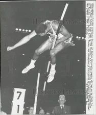 1961 Press Photo John Thomas knocks bar off on jump of 7 feet 1 inch in New York
