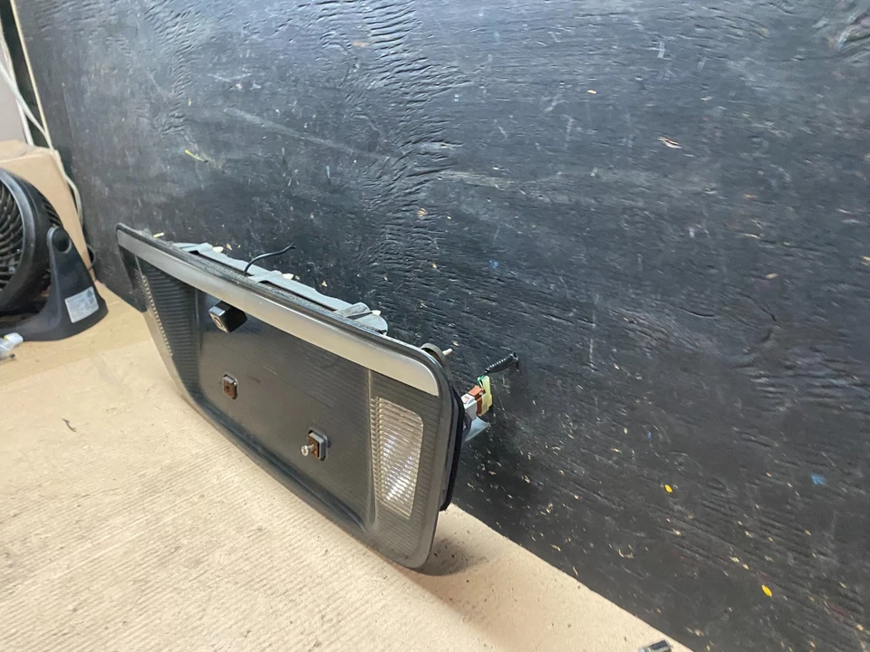 Оригинальная молдинговая панель для номерного знака заднего багажника Acura TL 2004–2008 S9993 DG - Изображение 2 из 4