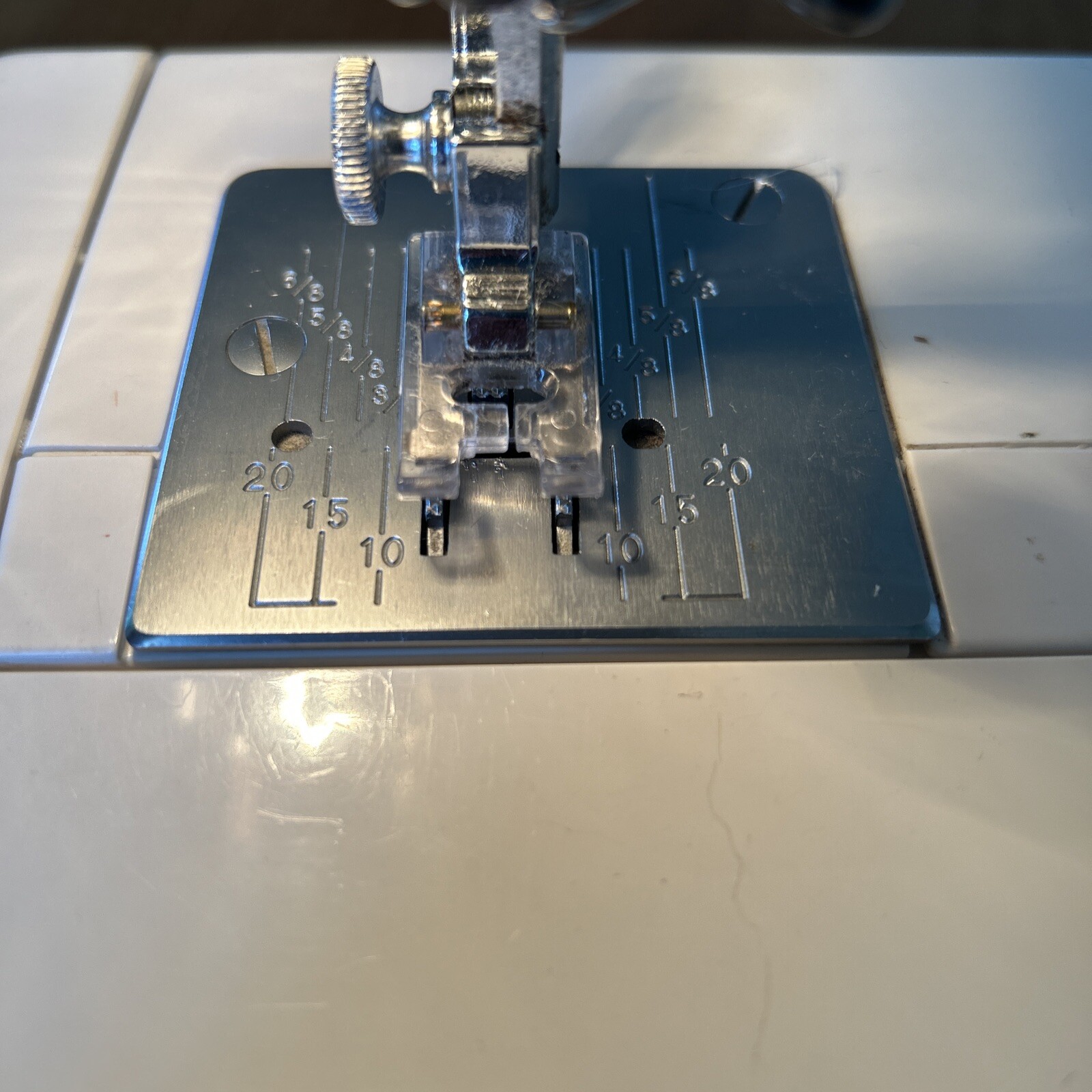 VINTAGE WHITE SEARS KENMORE SEWING MACHINE 385 WITH FOOT PEDAL NEEDS