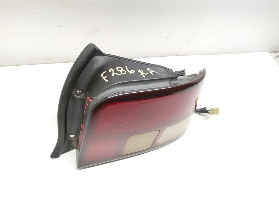 Conjunto de luz trasera derecha Ford Aspire 1994-1996 OEM, 166-01507 Foto 2 de 4