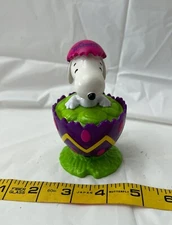 Peanuts Snoopy sitting in Purple and Green Easter Egg (Empty) Whitman's 
