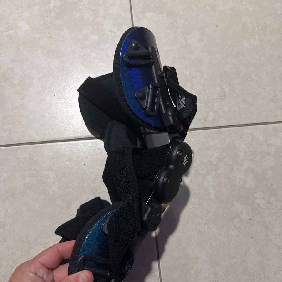 Rodillera personalizada CTi, fibra de carbono azul, ajustable Foto 3 de 4