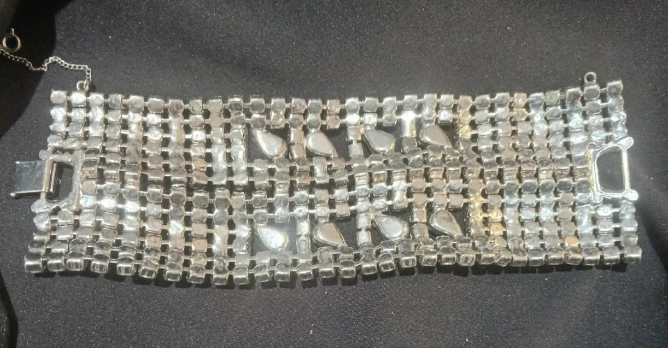 Pulsera *BLING* de diamantes de imitación de 12 filas de colección con puño ancho chapado en rodio 2" x 6,5" Foto 3 de 4