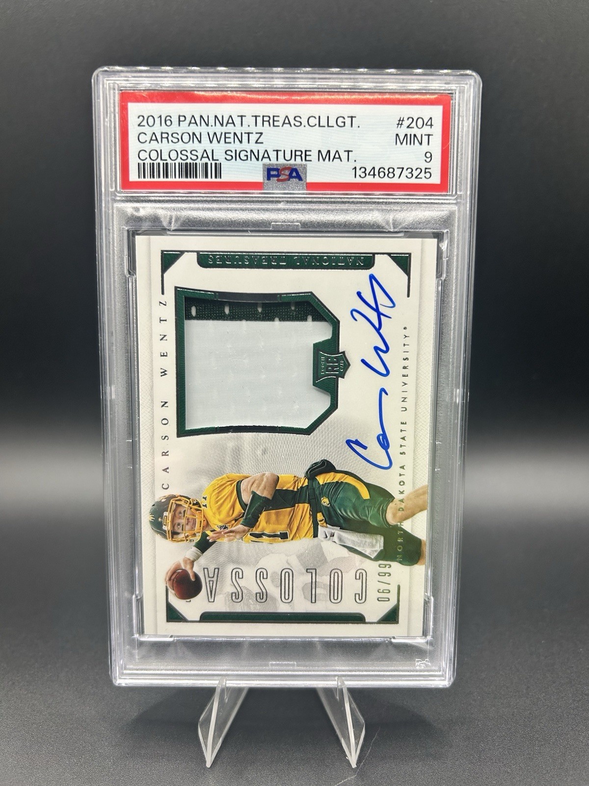 Carson Wentz Panini National Treasures Collegiate #204 Colossal Signature Material