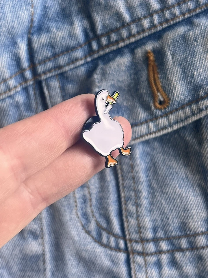 Ganso Con Cuchillo En Pico - Divertido Meme Videojuego Esmalte Pin - Excelente Estado Foto 2 de 4