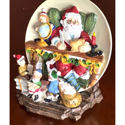 A Christmas Remembered Collectors Edition Decorative 3D Plate, 1997 Santa Elves - Picture 5 of 7