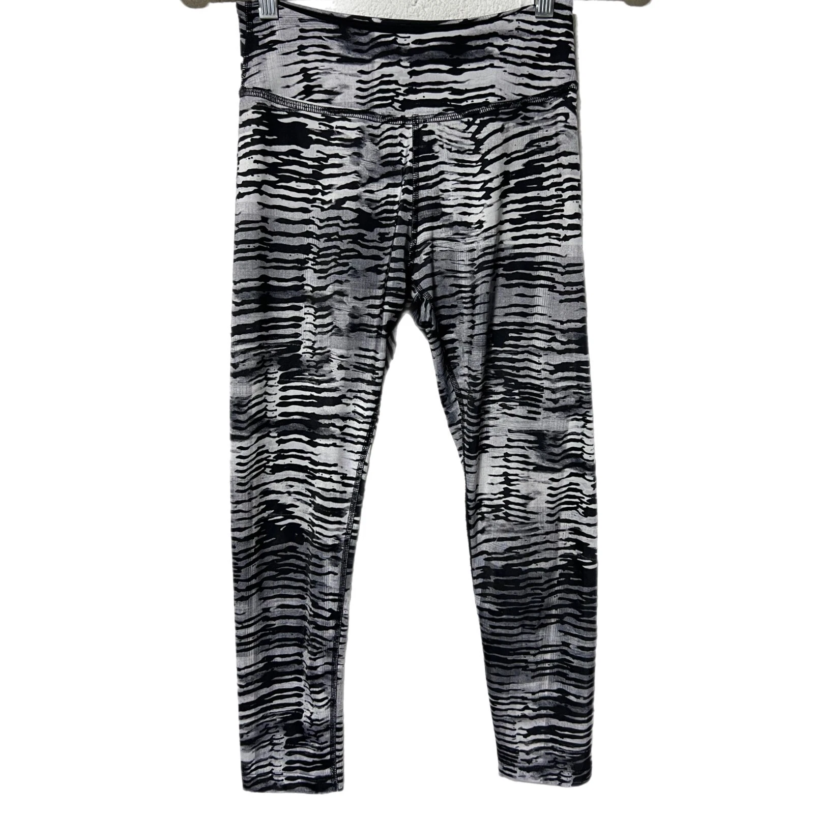beyond-yoga zebra tiger stripe print cropped capri leggings